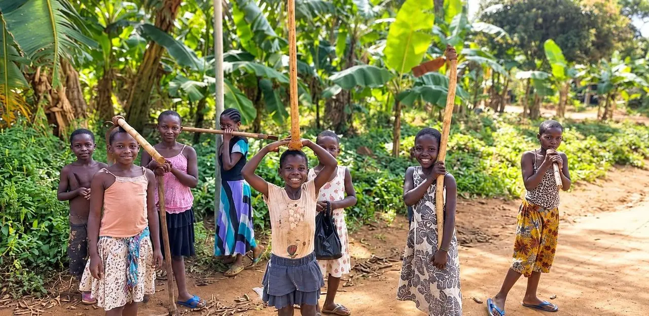 Children on a path between banana trees